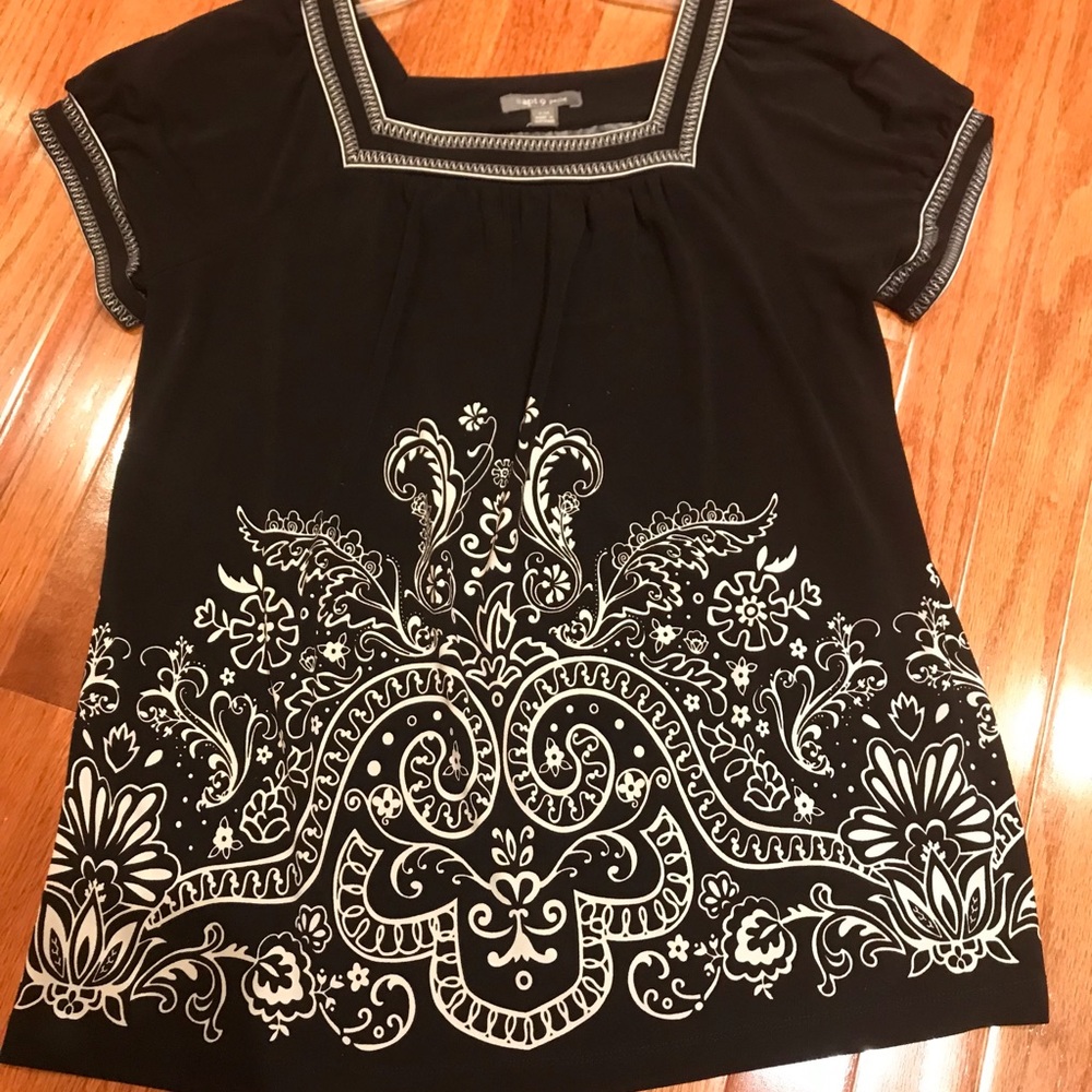 Woman’s black/cream top.
